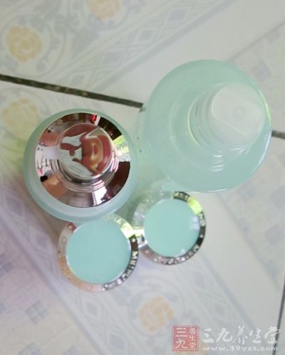 保湿水和乳液,瓶子的颜色非常的喜欢啦 保湿水和乳液,瓶子的颜色非常的喜欢啦