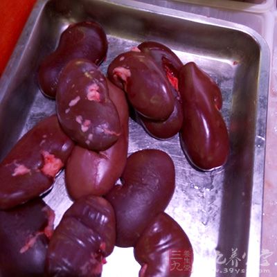 原料：猪肾两枚