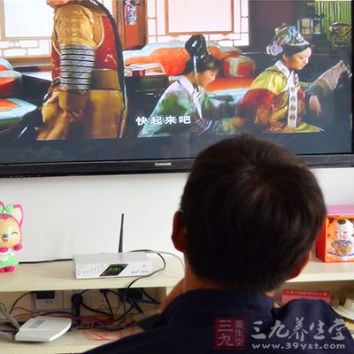 应避免长时间看电视