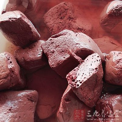 倒入猪血大火烧开转小火煨10分钟