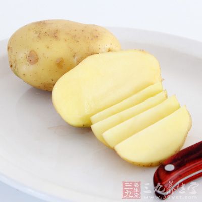 土豆中含有豐富的維生素，可以促進(jìn)皮膚細(xì)胞生長(zhǎng)