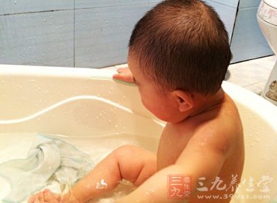 烧烫伤也是婴幼儿常见的意外之一,就连洗澡水都有可能是造成伤害的元凶 烧烫伤也是婴幼儿常见的意外之一,就连洗澡水都有可能是造成伤害的元凶