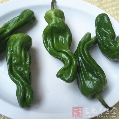 青椒和肉、魚(yú)、蛋搭配，不僅能補(bǔ)充蛋白質(zhì)，還能彌補(bǔ)其中維生素