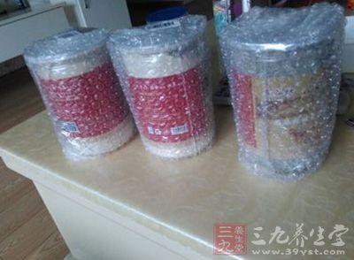 害怕产品有磨损,商家还特意在外面包了一层保鲜膜 害怕产品有磨损,商家还特意在外面包了一层保鲜膜
