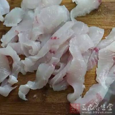 可以適當(dāng)?shù)爻砸恍┦萑?、魚肉、蝦等