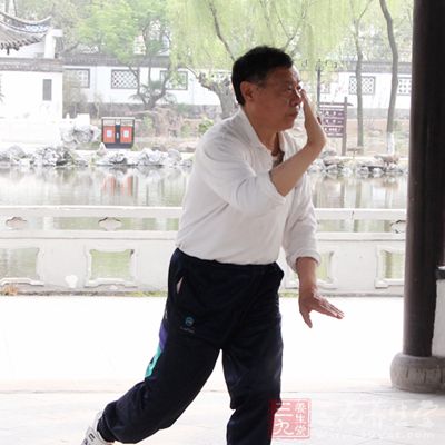 初次学习太极拳的中老年人，常会感到两腿酸疼