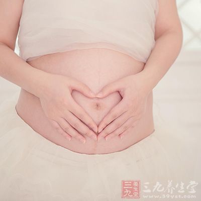 妈妈用双手由腹部自上而下轻拍 妈妈用双手由腹部自上而下轻拍