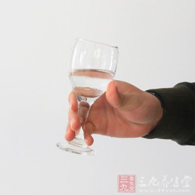 不要单独喝酒，发现自己有少许醉意即停止喝酒