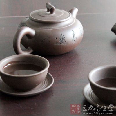 约三十秒后再次倒出茶水，第二道茶称为醒茶