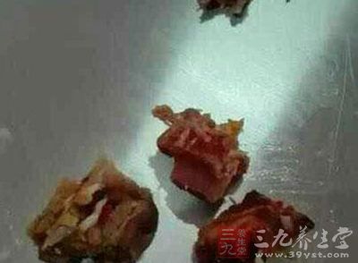  学校食堂长蛆鸭肉  校方称食品购买环节出现问