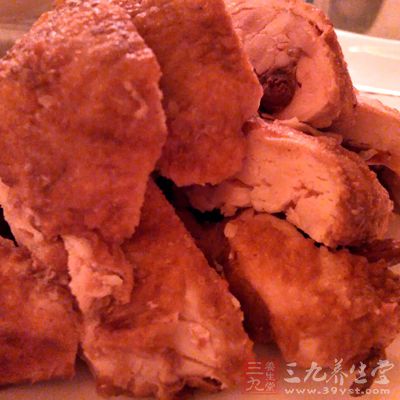  学校食堂长蛆鸭肉  校方称食品购买环节出现问