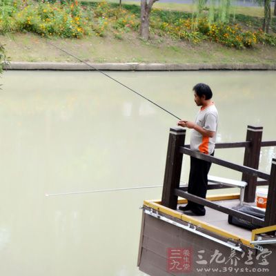 这样反复多次地遛鱼，直到青鱼没力气