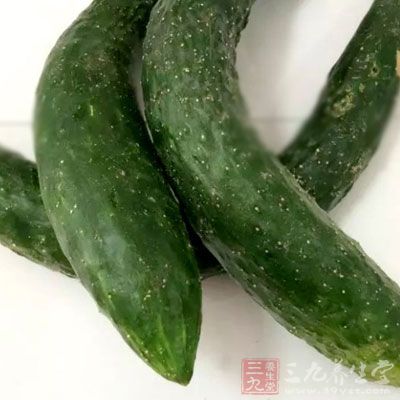 黄瓜、胡萝卜切成相应的菱形薄片