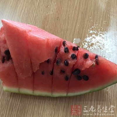 少食生冷或性凉的食物，如冰淇淋、绿豆、西瓜