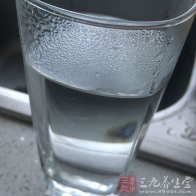 生活中尽量避免常喝蒸馏水，你可选择优质的矿泉水来喝