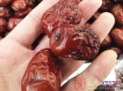 大枣去核，与甘草、淮小麦同置锅中稍煮沸，取汁代茶饮