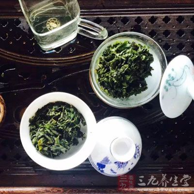 用浓茶漱口，因茶中含有多种维生素，能防治各种炎症