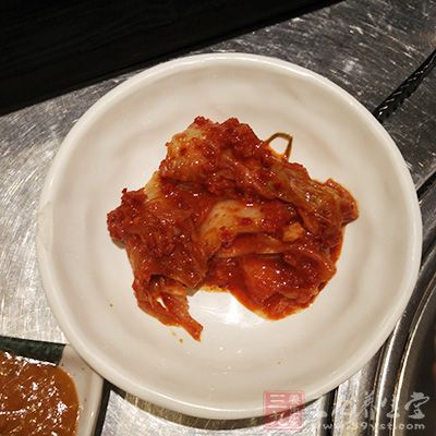 蔬菜在腌制过程中，还会产生致癌的亚硝酸化合物