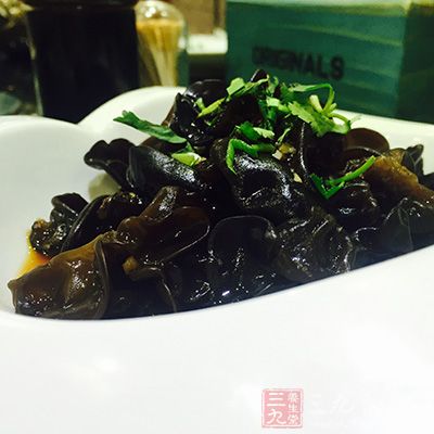 符先生一家食用的木耳之前已经发泡了好多天