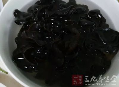 吃了木耳后四人离奇中毒