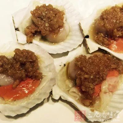 少吃高嘌呤的食物，例如動(dòng)物的內(nèi)臟、海鮮等