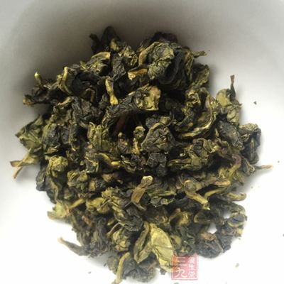 再咀嚼一点茶叶，口中辣味即可消除