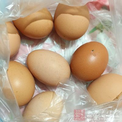 細(xì)菌侵入雞蛋內(nèi)大量繁殖，產(chǎn)生變質(zhì)，蛋殼烏灰色