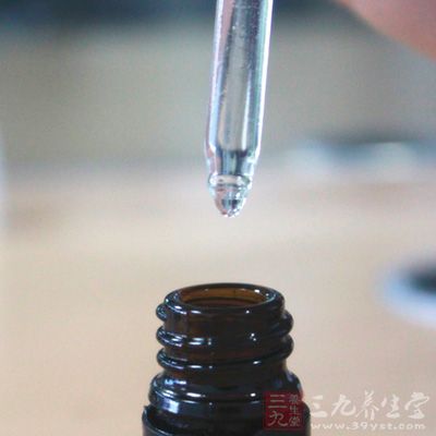 将精油放置在深色的玻璃瓶里