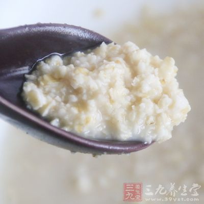 約在100克的燕麥中就含有14克的蛋白質(zhì)