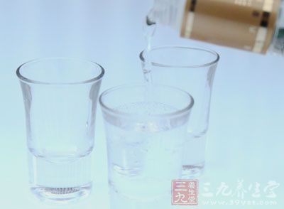 这种喝酒方式对身体伤害更大