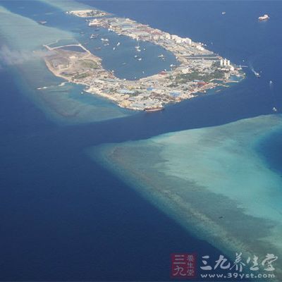 半島三面環(huán)海，被包裹其中