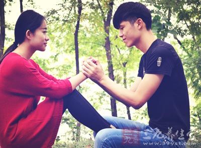 防腰痛动作一：腹肌运动