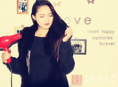 双食指指端在两耳甲腔内沿顺时针方向按摩16次 双食指指端在两耳甲腔内沿顺时针方向按摩16次