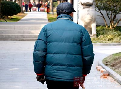 患者平时应经常检测血压，坚持服药，尽可能将血压控制在正常范围之内