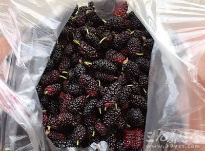 夏季常吃这种黑色水果滋补养生功效太神奇