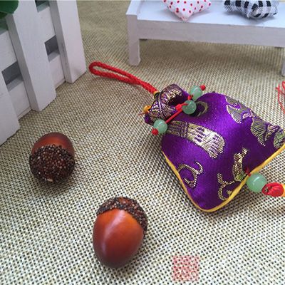 我国民间就有佩戴香囊以避除秽恶之气的民俗