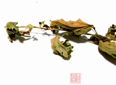 门上插艾草和菖蒲，过去插艾草、菖蒲是为了避毒虫