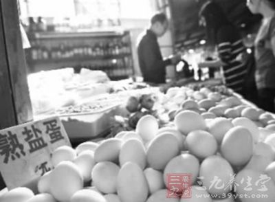 长沙市蔡锷北路荷花池菜市场内，市民正在选购咸鸭蛋