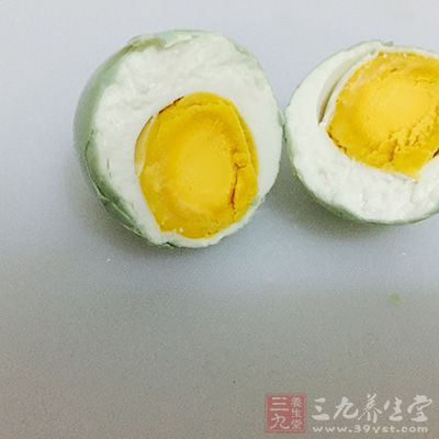 一般品质好的咸蛋外壳干净，光滑圆润