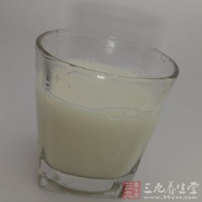 睡前喝杯温奶有助于睡眠的说法早已众人皆知