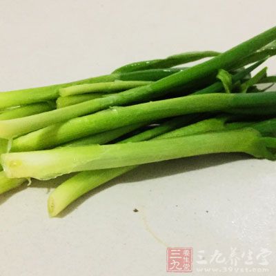 西葫蘆200克，雞蛋150克，鹽4克，味精2克，大蔥10克，植物油30克