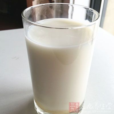 然后倒入牛奶混合物8分滿