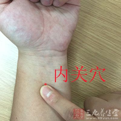 内关穴：位于手掌侧腕横纹正中直上2寸，两筋之间