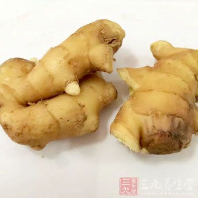 把鴨肉剔骨切碎，鍋熱放油，姜，大料，煸炒， 加白糖，鹽，料酒，醬油，少許水悶燒十分鐘