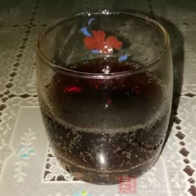 飲酒對(duì)于女性來(lái)說(shuō)，其危害要比男性大得多