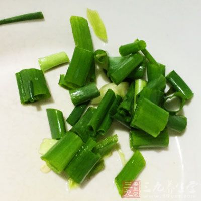 面粉400克，鸡蛋2个，盐0.5小匙，葱花适量，生菜2片，面酱0.5小匙