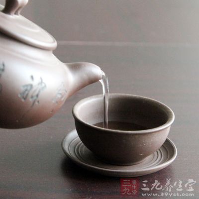 先用开水烫盖碗、茶海及茶杯