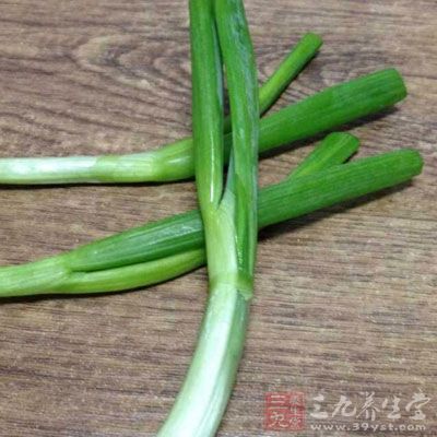 筍煮干菜30克，有機蕃茄2個，雞蛋1個，蔥1顆