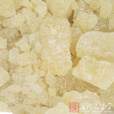 再根據(jù)個(gè)人口味加入適量的冰糖，煮5到10分鐘即可