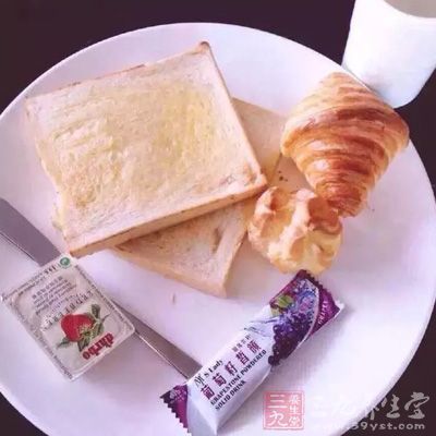 早餐好包括谷類(lèi)食物、水果、奶制品